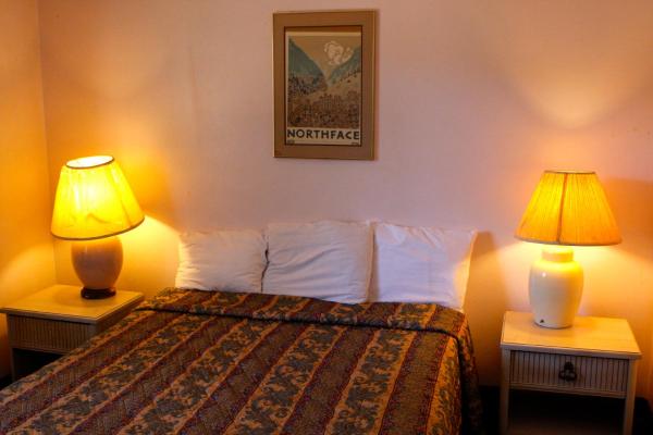 Queen Room - Free WiFi